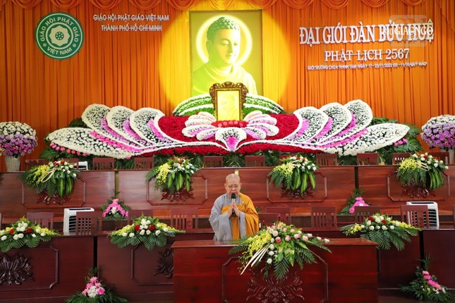 Ni trưởng Thích nữ Từ Nhẫn quang lâm giáo giới cho giới tử Ni Ni trưởng Thích nữ Từ Nhẫn quang lâm giáo giới cho giới tử Ni