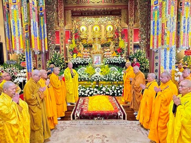 Chư tôn đứng tham dự lễ tưởng niệm