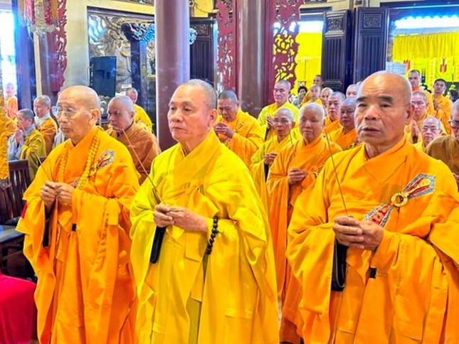 Chư tôn đức dâng hương tưởng niệm