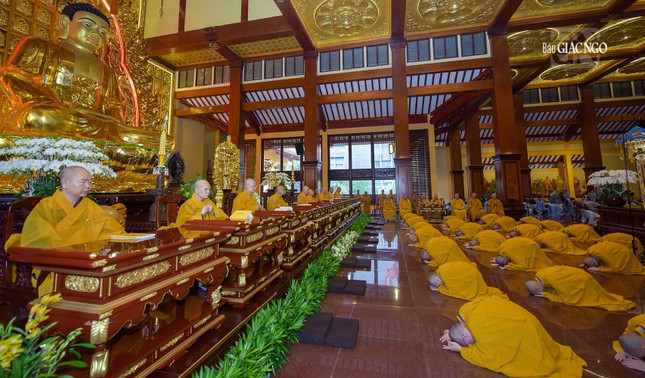 Giới tử đảnh lễ chư Phật, Bồ-tát và chư giới sư