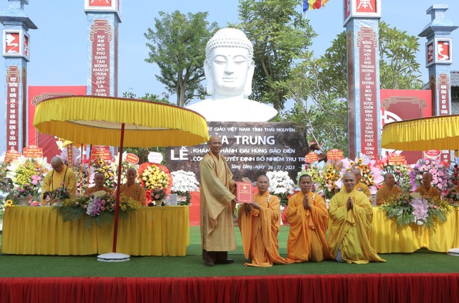 Thượng tọa Thích Nguyên Thành, Trưởng ban Trị sự GHPGVN tỉnh Thái Nguyên trao quyết định chính thức bổ nhiệm trụ trì chùa Trung đến Đại đức Thích Nhuận Phước Thượng tọa Thích Nguyên Thành, Trưởng ban Trị sự GHPGVN tỉnh Thái Nguyên trao quyết định chính thức bổ nhiệm trụ trì chùa Trung đến Đại đức Thích Nhuận Phước