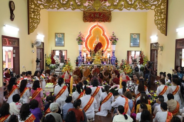 Quang cảnh buổi lễ cúng dường y Kathina Quang cảnh buổi lễ cúng dường y Kathina