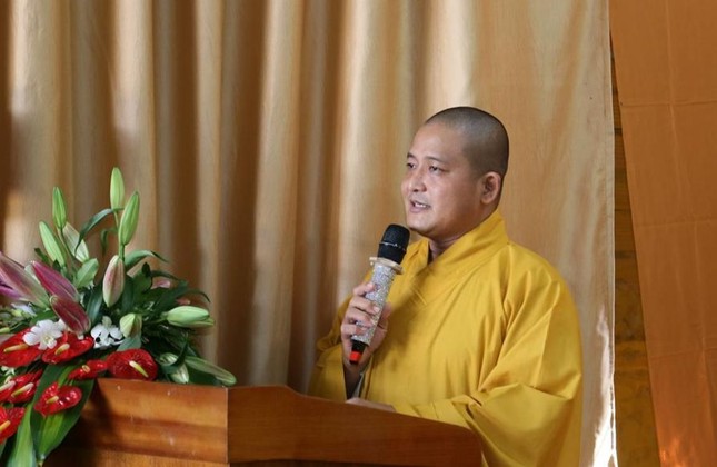 Đại đức Thích Lệ Duyên công bố Quyết định số 690/GCN-UBND do Chủ tịch UBND xã Hòa Khánh Tây ấn ký