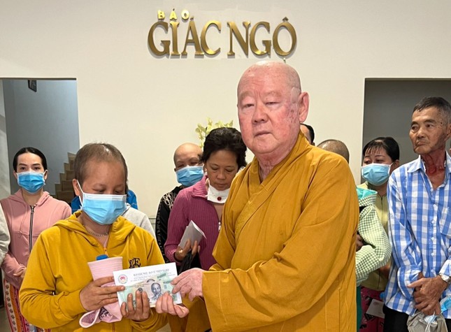 Hòa thượng Thích Duy Trấn, Phó Trưởng ban Từ thiện xã hội Báo Giác Ngộ trao tiền của bạn đọc, nhà hảo tâm ủng hộ đến các bệnh nhân hiểm nghèo - Ảnh: BTTXH BGN Hòa thượng Thích Duy Trấn, Phó Trưởng ban Từ thiện xã hội Báo Giác Ngộ trao tiền của bạn đọc, nhà hảo tâm ủng hộ đến các bệnh nhân hiểm nghèo - Ảnh: BTTXH BGN