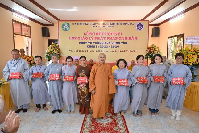 Hòa thượng Thích Thông Không trao phần thưởng khích lệ tu học đến các Phật tử Hòa thượng Thích Thông Không trao phần thưởng khích lệ tu học đến các Phật tử