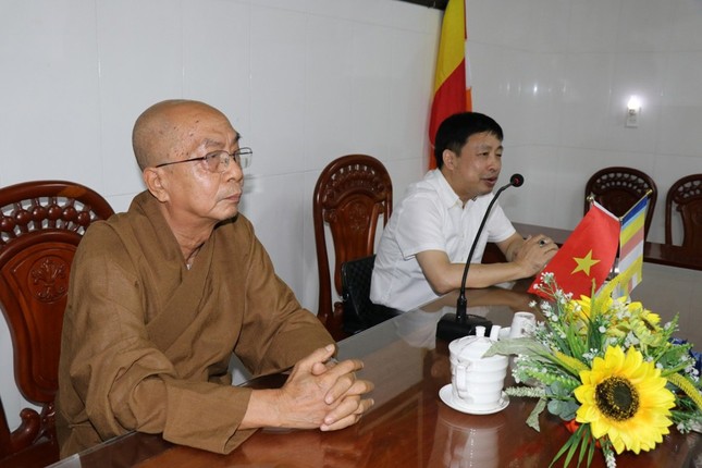 Hòa thượng Thích Nhựt Tấn và ông Phạm Văn Thuận Hòa thượng Thích Nhựt Tấn và ông Phạm Văn Thuận