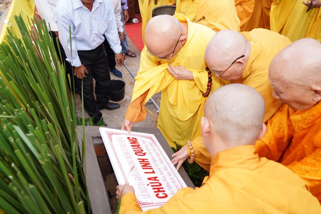 Đặt đá khởi công xây dựng chánh điện chùa Linh Quang Đặt đá khởi công xây dựng chánh điện chùa Linh Quang