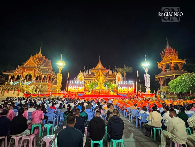 Pháp hội cầu nguyện mở đầu hội nghị, diễn ra tại Tổng Phật tự