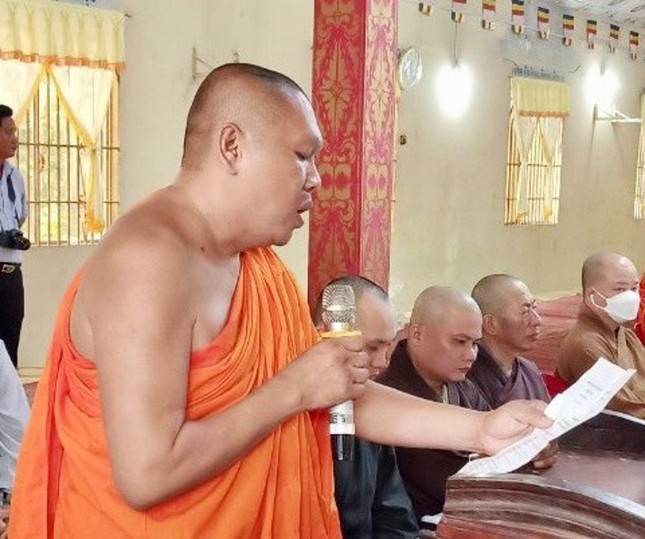 Chiều nay, 3-12-2023, tại chùa Kỳ Son, xã Loan Mỹ, Ban Trị sự GHPGVN H.Tam Bình đã tổ chức công bố Quyết định số 771/QĐ-BTS của Ban Trị sự GHPGVN tỉnh Vĩnh Long về việc không công nhận tư cách tu sĩ đối với Thạch Chanh Đa Ra