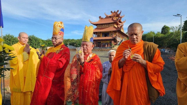 Chư tôn đức sái tịnh, cầu nguyện công trình xây dựng tam quan chùa Tỉnh Hội sớm thành tựu Chư tôn đức sái tịnh, cầu nguyện công trình xây dựng tam quan chùa Tỉnh Hội sớm thành tựu