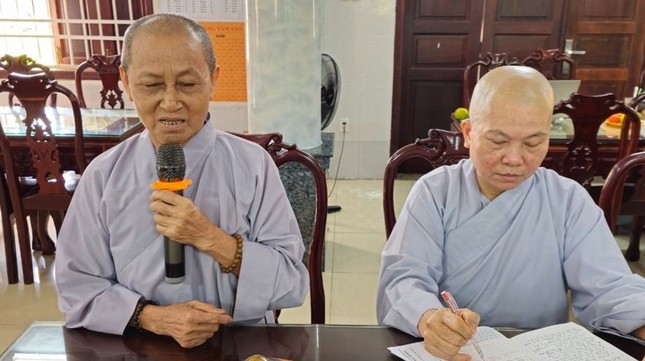 Ni trưởng Thích nữ Như Đán chủ trì buổi họp Ni trưởng Thích nữ Như Đán chủ trì buổi họp