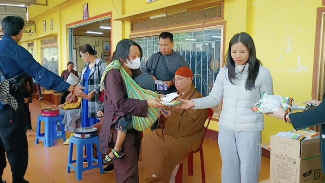 Đoàn từ thiện chùa Phước Lâm trao quà đến bà con người dân tộc H.Lạc Dương Đoàn từ thiện chùa Phước Lâm trao quà đến bà con người dân tộc H.Lạc Dương