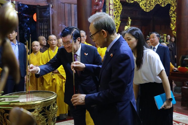 nhị vị nguyên Chủ tịch nước CHXHCN Việt Nam và ngài Lee Myung-Bak, nguyên Tổng thống Hàn Quốc dâng hương Tam bảo tại chùa Pháp Minh