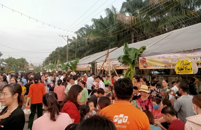 Đông đảo người dân địa phương tham gia hội ẩm thực chay