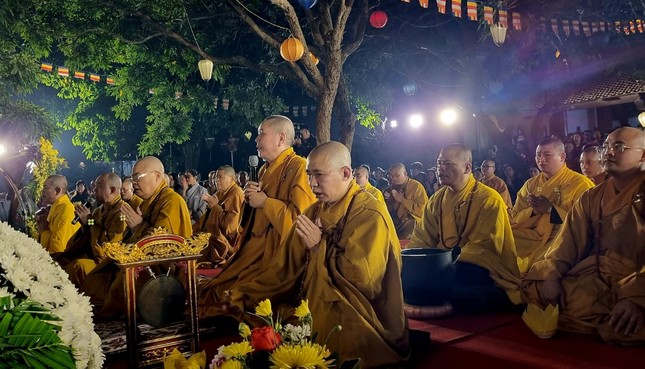 Toàn thể đại chúng cùng thực hiện khóa lễ tụng kinh cầu nguyện