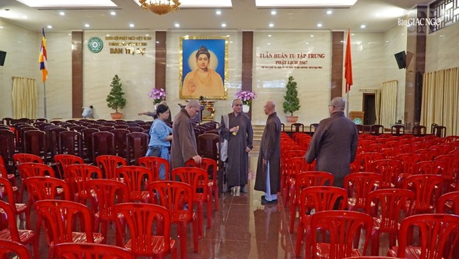 Chư tôn đức trao đổi công tác thiết trí hội trường