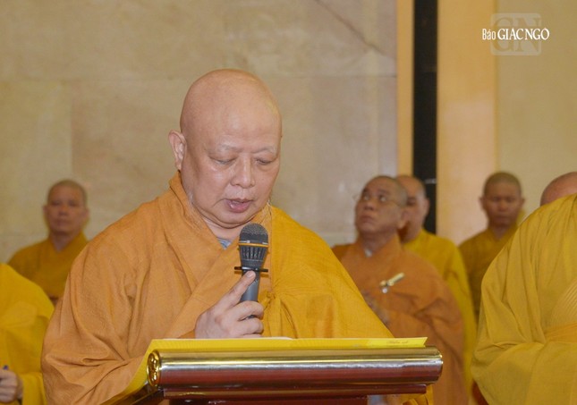 Hòa thượng Thích Lệ Trang cung tuyên tiểu sử Đức Phật hoàng Trần Nhân Tông