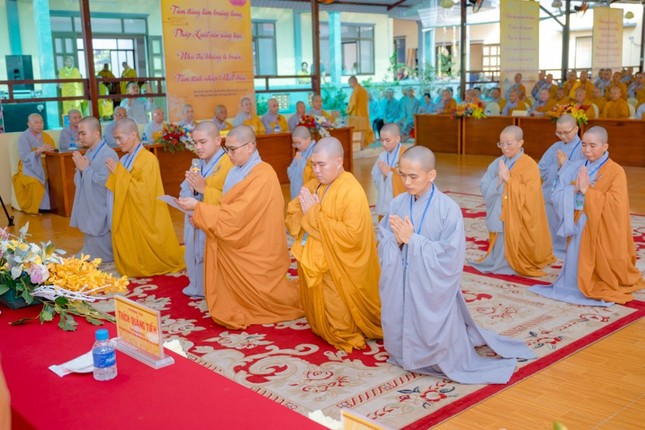 Đại diện hơn 200 giới tử phát biểu chí thành phát nguyện được thọ giới tu tập Đại diện hơn 200 giới tử phát biểu chí thành phát nguyện được thọ giới tu tập