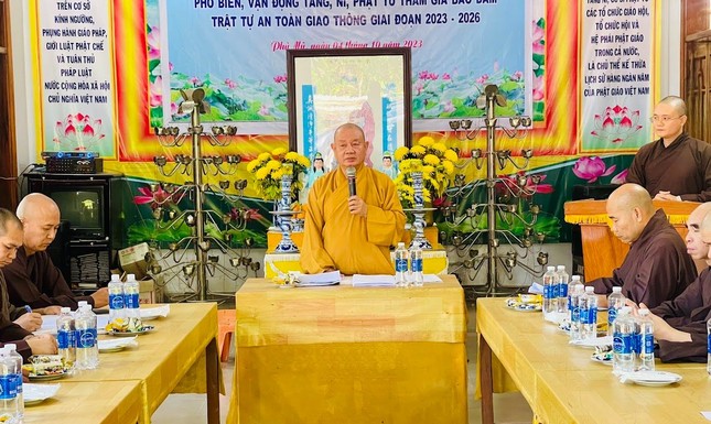 Hòa thượng Trưởng ban Trị sự phát biểu tại hội nghị