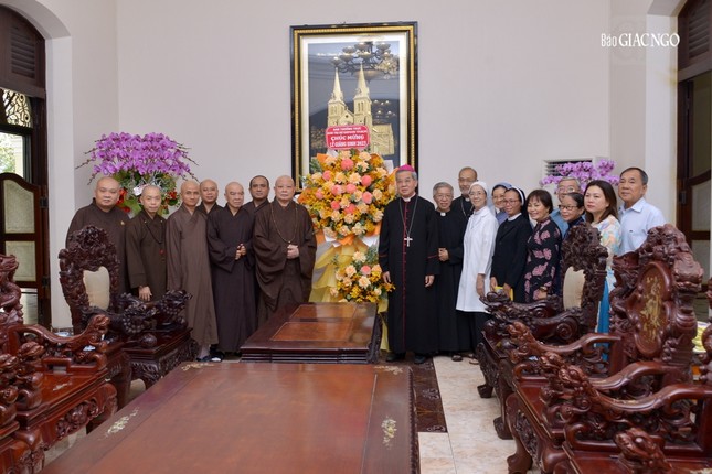 Hòa thượng Thích Lệ Trang tặng hoa chúc mừng Giáng sinh