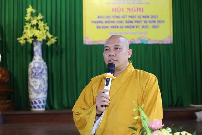 Thượng tọa Thích Vạn Nhơn, Ủy viên Hội đồng Trị sự, Phó Phân ban kiêm Chánh Thư ký Phân ban Phật tử dân tọc T.Ư báo cáo