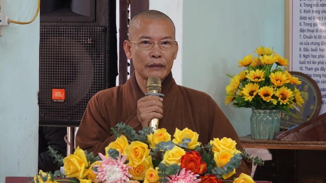 Thượng tọa Thích Đạo Phong điều phối thảo luận của chư tôn đức