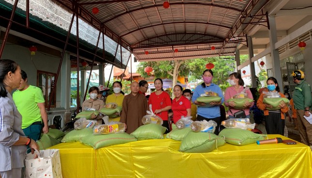 Trao 120 phần quà Tết cho các gia đình khó khăn tại địa phương