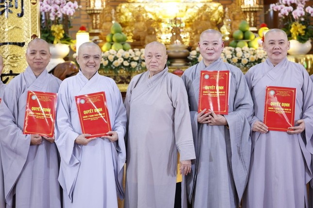 Ni trưởng Thích nữ Như Như, Phó Trưởng Thường trực Phân ban Ni giới T.Ư trao quyết định đến Tiểu ban Từ thiện xã hội