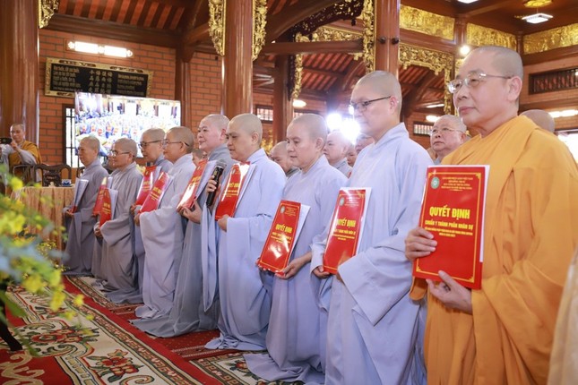 Ni sư Thích nữ Hương Nhũ, đại diện các tiểu ban dâng lời tri ân