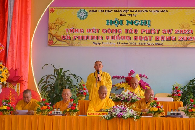 Thượng tọa Thích Nhuận Nghĩa phát biểu tại hội nghị Thượng tọa Thích Nhuận Nghĩa phát biểu tại hội nghị