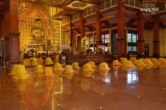 Chư tôn đức đảnh lễ Tam bảo, phát lồ sám hối theo pháp