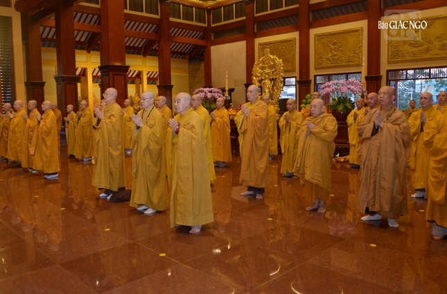 Chư tôn đức Trưởng lão Hòa thượng chứng minh cùng đại chúng đảnh lễ Tam bảo