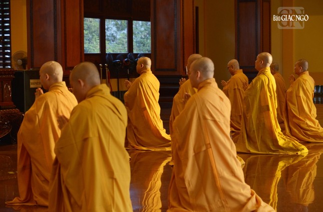 Chư Tăng vân tập định kỳ thính giới, cùng nhắc nhở nhau về giới pháp của hành giả xuất gia