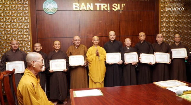 .... và Bằng công đức đến 26 tập thể và cá nhân .... và Bằng công đức đến 26 tập thể và cá nhân