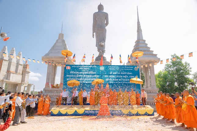 Thực hiện nghi thức đặt đá khởi công xây dựng ngôi chánh điện chùa Tông Kim Quang Thực hiện nghi thức đặt đá khởi công xây dựng ngôi chánh điện chùa Tông Kim Quang