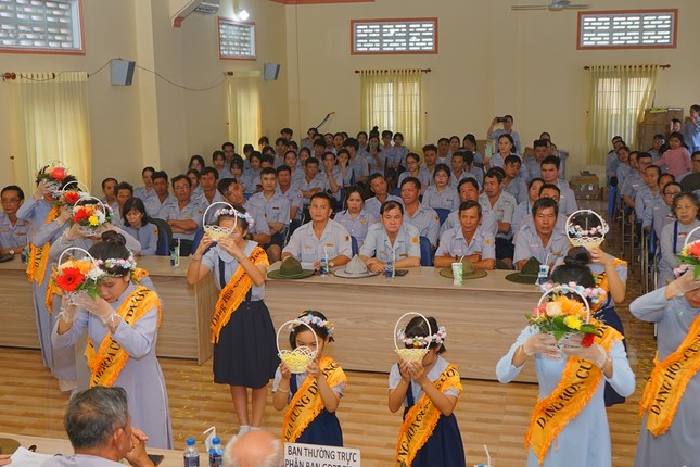 Phật tử dâng hoa tại hội nghị