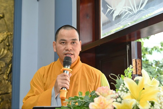 Thượng tọa Thích Thiện Thông phát biểu khai mạc hội nghị