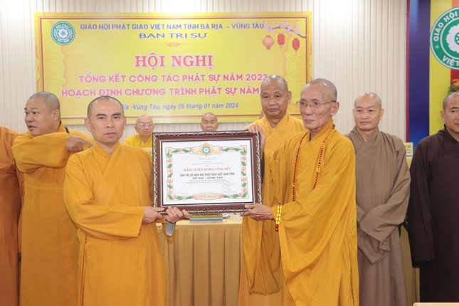 Thượng tọa Thích Nhuận Nghĩa, Phó Trưởng ban Thường trực Ban Trị sự tỉnh nhận Bằng tuyên dương công đức của GHPGVN Thượng tọa Thích Nhuận Nghĩa, Phó Trưởng ban Thường trực Ban Trị sự tỉnh nhận Bằng tuyên dương công đức của GHPGVN