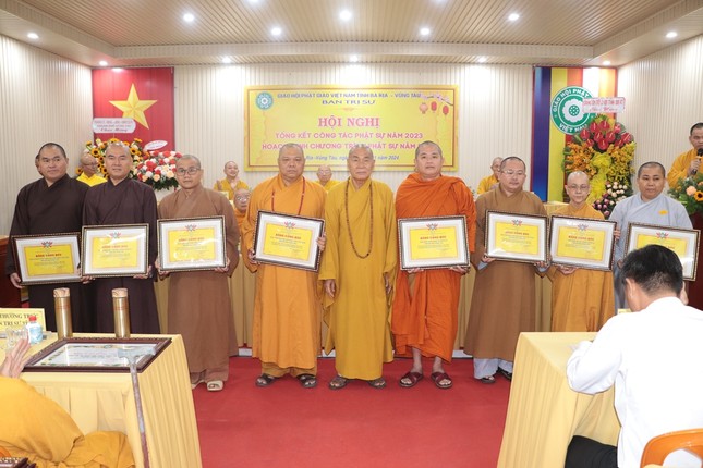 Trao Bằng công đức đến chư tôn đức Tăng Ni Trao Bằng công đức đến chư tôn đức Tăng Ni