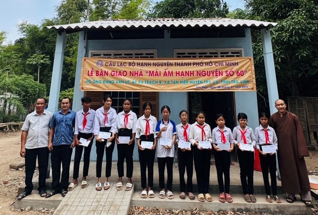 Câu lạc bộ Hạnh Nguyện còn trao tặng 20 suất học bổng