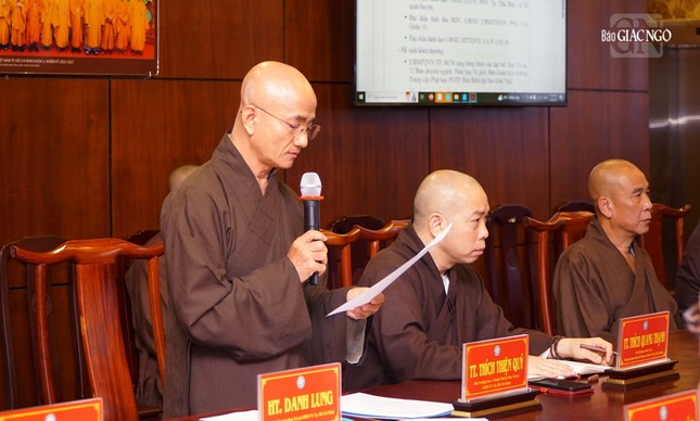 Thượng tọa Thích Thiện Quý báo cáo các hoạt động Phật sự