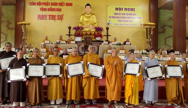 Đại diện Ban Trị sự tỉnh tặng Bằng công đức đến 2 tập thể, 42 cá nhân