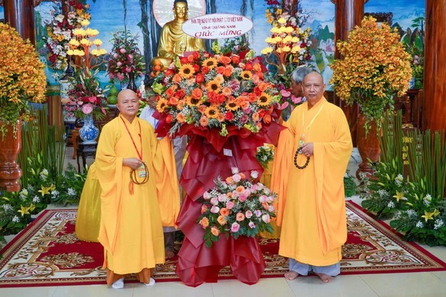 Hòa thượng Thích Phước Minh tặng hoa chúc mừng đến Ban Tổ chức khóa tu Hòa thượng Thích Phước Minh tặng hoa chúc mừng đến Ban Tổ chức khóa tu