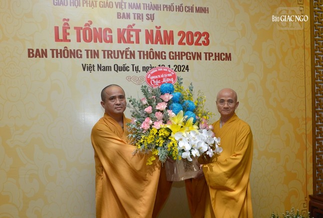 Thượng tọa Thích Thiện Quý tặng lẵng hoa chúc mừng của Ban Thường trực Ban Trị sự GHPGVN TP.HCM đến Ban Thông tin - Truyền thông
