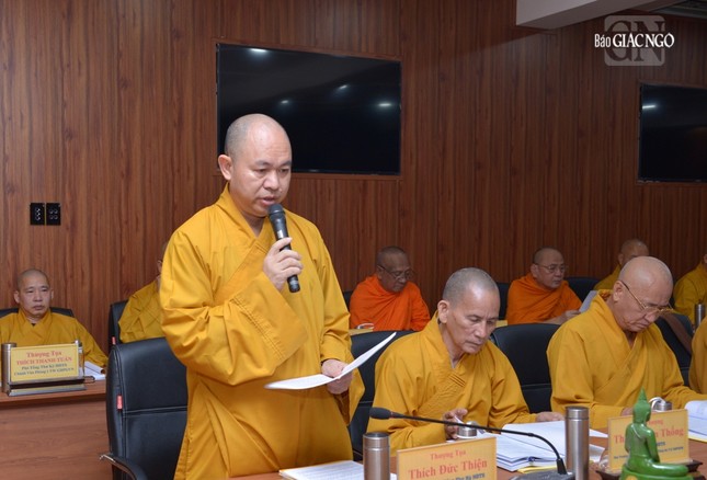 Thượng tọa Thích Đức Thiện trình dự thảo báo cáo tóm tắt hoạt động Phật sự năm 2023 của GHPGVN, thành tựu nổi bật của 13 Ban, Viện T.Ư