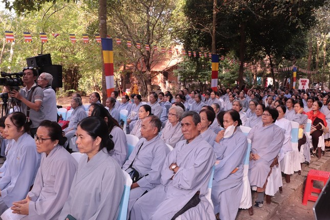 Phật tử tham gia khóa tu Tổng đạo tràng do 4 ban tổ chức Phật tử tham gia khóa tu Tổng đạo tràng do 4 ban tổ chức
