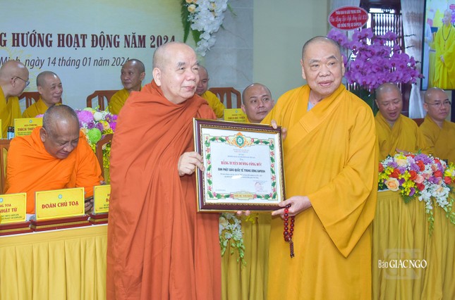 GHPGVN tặng Bằng tuyên dương công đức tập thể Ban Phật giáo Quốc tế T.Ư