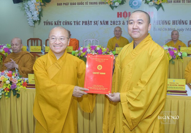 Thượng tọa Thích Nhật Từ trao quyết định đến Đại đức Thích Giác Giáo