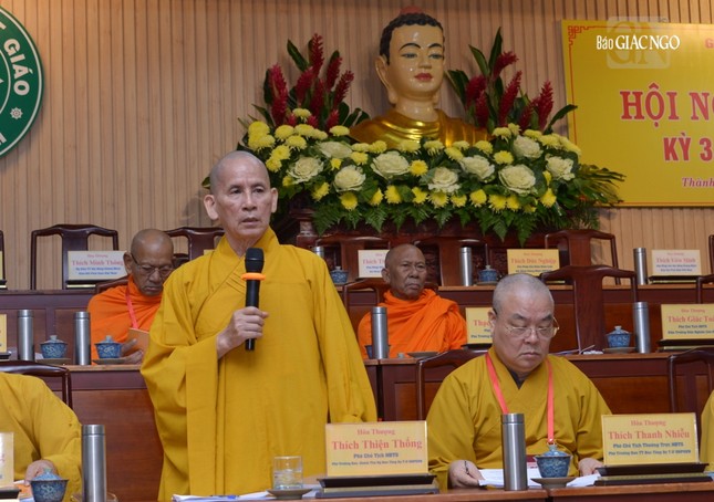 Hòa thượng Thích Thiện Thống chủ trì phiên thảo luận của đại biểu