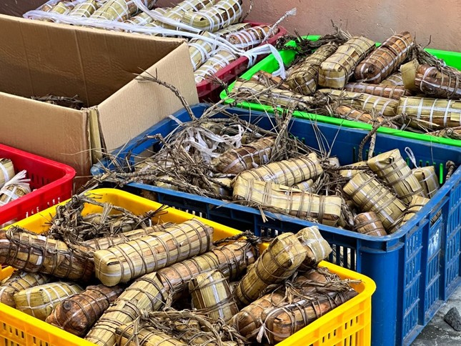 Bánh tét tặng đến bà con Bánh tét tặng đến bà con